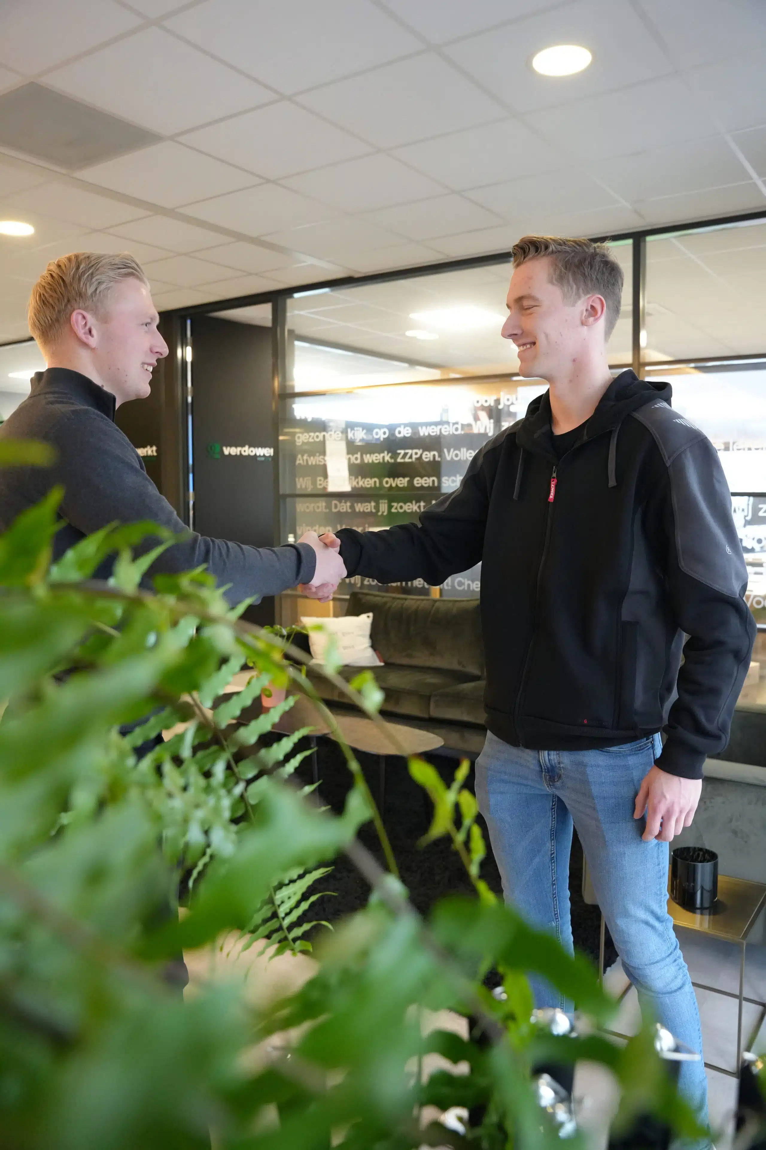 werkgever en werknemer schudden elkaar de hand